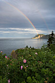 Doppelter Regenbogen auf einer Klippe am Meer; Quebec, Kanada