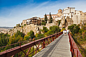 Die Brücke des Heiligen Paulus, die die Huecar-Schlucht überquert, und die hängenden Häuser, die heute das Museum für abstrakte spanische Kunst beherbergen; Cuenca Cuenca Provinz Castilla-La Mancha Spanien