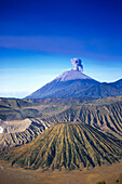 Indonesien, Überblick über den Nationalpark Bromo Tengger Semeru, rauchender Vulkan
