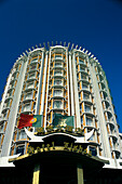 Hongkong, Macau, Blick nach oben auf das Hotel Lisboa, Eingang, blauer Himmel