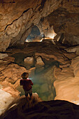 Ein philippinischer Reiseleiter hält eine Laterne in der Sumaging-Höhle oder großen Höhle bei Sagada; Luzon Philippinen
