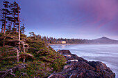 Der Strand an der Cox Bay bei Sonnenuntergang in der Nähe von Tofino; British Columbia Kanada