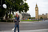 Vater und Sohn vor dem Big Ben; London England