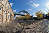 Blick auf die Tyne-Brücke von einem Parkplatz aus; Newcastle Northumberland England