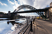 Tyne-Brücke und die Promenade neben dem Fluss Tyne; Newcastle Northumberland England