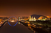 Stadt und Fluss Tyne bei Nacht beleuchtet; Newcastle Northumberland England