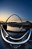 Eine Bogenbrücke über den Fluss Tyne bei Sonnenuntergang; Newcastle Tyne And Wear England