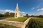 Eine Kirche mit einem Kirchturm und einem Steinzaun; Studley North Yorkshire England
