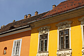 Bemalte Gebäude im Burgviertel; Budapest Ungarn