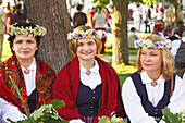 Drei Frauen für das Mittsommerfest gekleidet; Jurmala Lettland