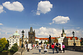 Spaziergänger auf der Karlsbrücke oder Karluv Most; Prag Tschechische Republik