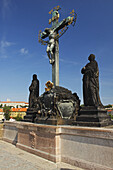 Statuen und Kruzifix auf der Karlsbrücke oder Karluv Most; Prag Tschechische Republik