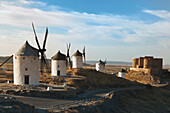 Windmühlen und Schloss; Consuegra Toledo Provinz La Mancha Spanien