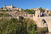 Die Alcantara-Brücke über den Fluss Tagrus und der Alcazar dahinter; Toledo Toledo Provinz Kastilien-La Mancha Spanien