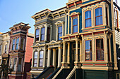 Häuser im viktorianischen Stil in der Nähe des Alamo Square; San Francisco Kalifornien Vereinigte Staaten Von Amerika