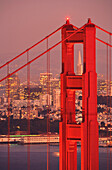 Blick von der Golden Gate National Recreation Area Golden Gate Bridge mit der Stadt San Francisco im Hintergrund; San Francisco Kalifornien Küste Vereinigte Staaten Von Amerika