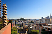 Blick auf die Stadt von der Spitze des Russian Hill und der Lombard Street; San Francisco Kalifornien Vereinigte Staaten Von Amerika