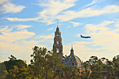 Flugzeug im Landeanflug auf den Flughafen San Diego über dem Museum of Man und dem California Bell Tower; San Diego Kalifornien Vereinigte Staaten von Amerika