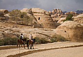 Touristen reiten auf Pferden zur Erkundung; Petra Jordanien