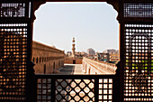 Ibn-Tulun-Moschee, gesehen durch einen hölzernen Mashrabeya-Bildschirm auf der Dachterrasse des Gayer-Anderson-Museums, Kairo, Al Qahirah, Ägypten
