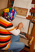 Frau beim Weben eines Teppichs; Istanbul Türkei