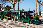 Ein grüner Zug entlang der Straße; Faro Algarve Portugal