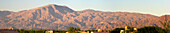 Panorama eines Wüstengebirges bei Sonnenaufgang mit blauem Himmel; Palm Springs Kalifornien Vereinigte Staaten von Amerika