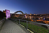 Eine Promenade entlang des Flusses Tyne mit der Tyne-Brücke in der Ferne; Gateshead Tyne And Wear England