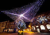 Ein beleuchteter Baldachin und Weihnachtsbaum auf der Straße; South Shields Tyne And Wear England