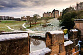Schnee auf den Hügeln und der Brücke mit Alnwick Castle im Hintergrund; Alnwick Northumberland England