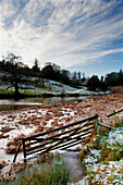 Spuren von Schnee entlang des Flusses; Alnwick Northumberland England