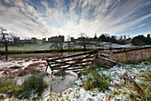 Schneespuren entlang des Flusses mit Alnwick Castle in der Ferne; Alnwick Northumberland England