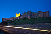 Eine Straße neben Bamburgh Castle in der Abenddämmerung beleuchtet; Bamburgh Northumberland England