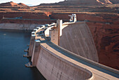 Die Straße, die über den Glen Canyon Damm führt; Arizona Vereinigte Staaten Von Amerika