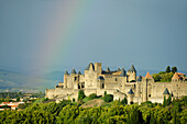 Regenbogen über der Festung; Carcassonne Languedoc Frankreich