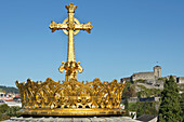 Goldkrone mit Kreuz auf der Kuppel der Kathedrale mit der Burg im Hintergrund Heiligtum Unserer Lieben Frau von Lourdes; Lourdes Hautes-Pyrenäen Frankreich