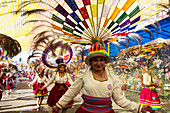 Suri-Sicuri-Tänzerinnen mit aufwendigem Federkopfschmuck beim Umzug des Carnaval De Oruro, Oruro, Bolivien