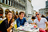 Freunde genießen einen Kaffee auf dem Markusplatz; Venedig Italien