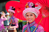 Junge Frau gekleidet für die Chiang Mai Flower Festival Parade; Chiang Mai Thailand
