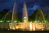 Die Springbrunnen bei Nacht auf dem Unabhängigkeitsplatz; Mendoza Argentinien