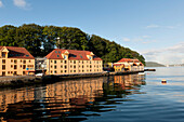 Gebäude entlang der Küste; Bergen Norwegen