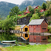 Bunte Gebäude entlang des ruhigen Wassers; Hardangervidda Norwegen