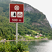 Ein Schild am Rande des Wassers; Hardangervidda Norwegen