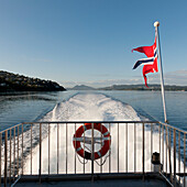 Norwegens Flagge auf dem Rücken eines Bootes; Sognefjord Norwegen