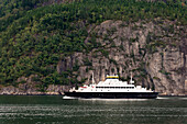 Ein Schiff im Hardangerfjord; Hardangervidda Norwegen