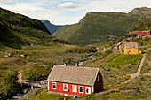 Bunte Häuser im Tal; Granvin Hordaland Norwegen