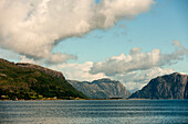 Berge und ein Fjord; Sognefjord Norwegen
