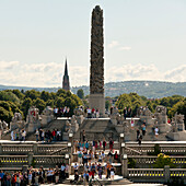 Menschenmenge und der Monolith im Frogner Park Vigeland Skulpturenpark; Oslo Norwegen