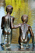 Skulptur von zwei Jungen am Wasser im Spikersuppa Park; Oslo Norwegen.