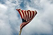 Niedriger Blickwinkel auf eine im Wind wehende amerikanische Flagge